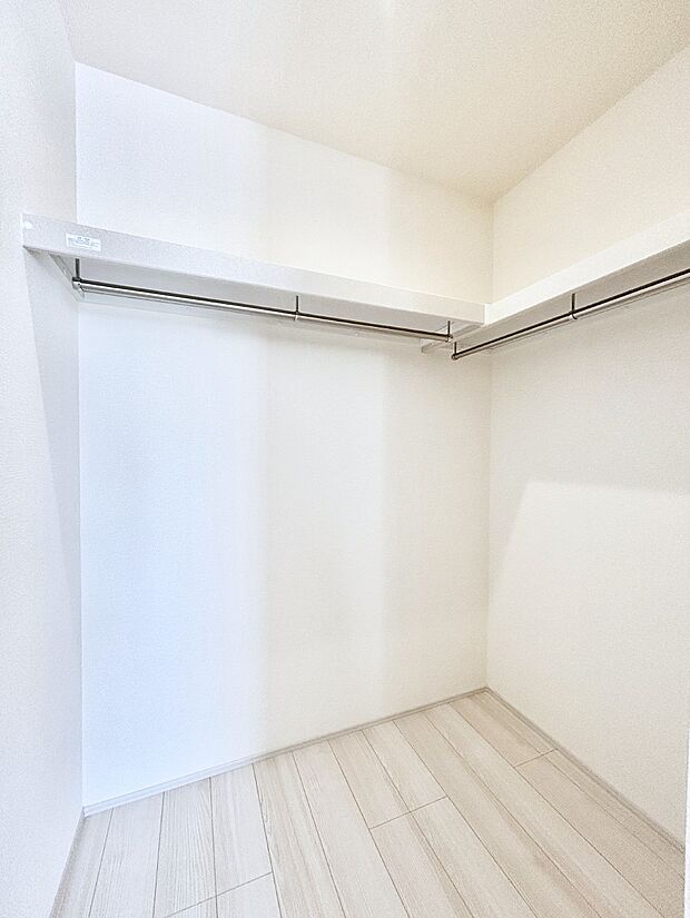 ウォークインクローゼット付きで生活空間を広く利用できます。