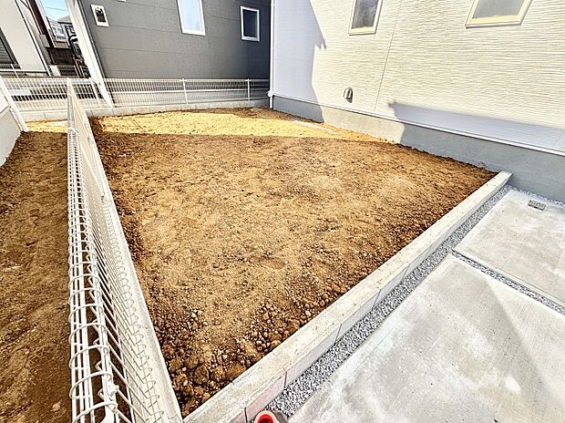 家族で楽しめる庭付きです。ガーデニングや物置を置いたり、お子様がいらっしゃるご家庭ではプールなど使い方はさまざまです。 