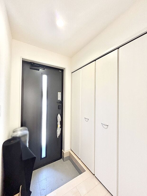 明るい玄関はお客様をお出迎えするのにぴったりです！ 