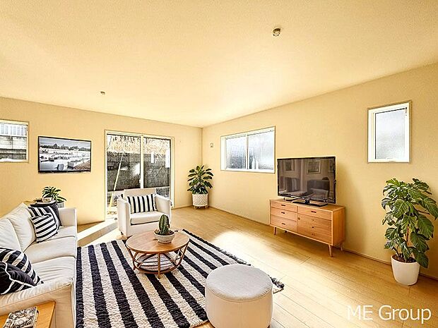 ご家族の賑やかな話し声で包まれる明るいリビング  ※家具はCGです