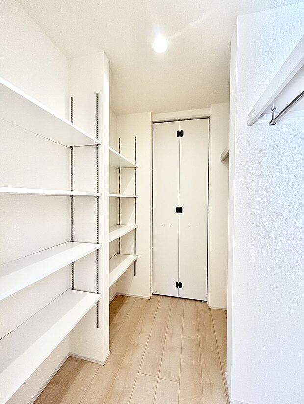 たっぷりの納戸スペースで快適に暮らせそう   