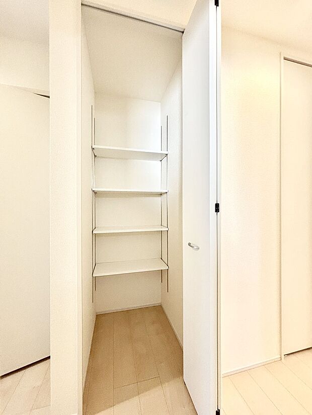 玄関ホール収納です。掃除道具やお出かけ用グッズの収納に便利です。