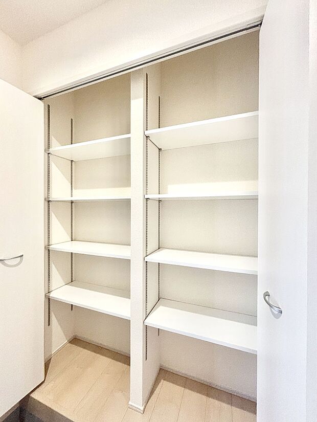 たっぷり収納できるシューズボックスで家族全員の靴も、玄関すっきり。  