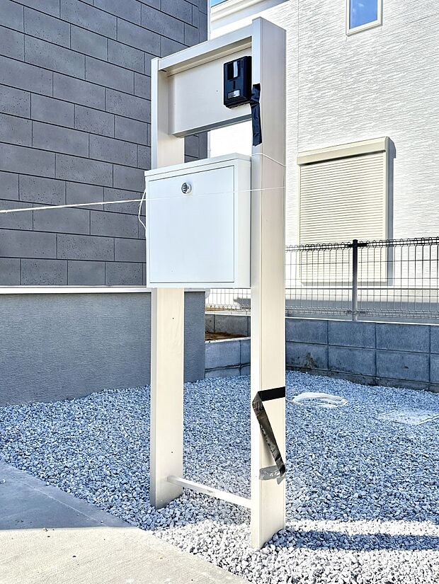 シンプルデザインのポスト。