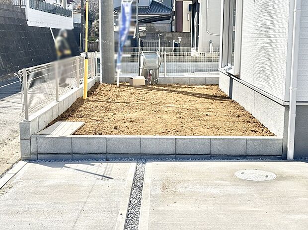 プランターを並べて季節のお花を楽しめるお庭付き。