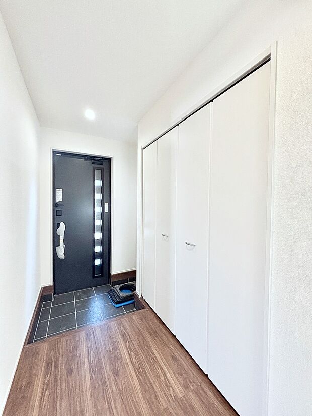 天井まである玄関収納で、家族全員の靴もすっきり収納！ 