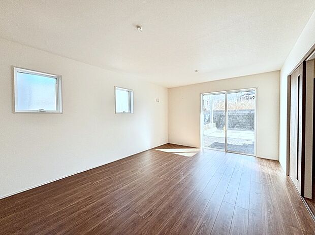 明るい陽光が注ぎ、寛ぎの雰囲気に満たされるリビング・ダイニング。