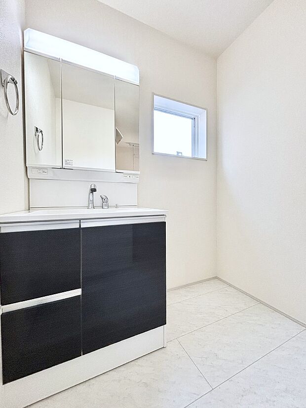 大きく見やすい三面鏡で清潔感ある洗面台は、身だしなみチェックや肌のお手入れにおすすめです。 