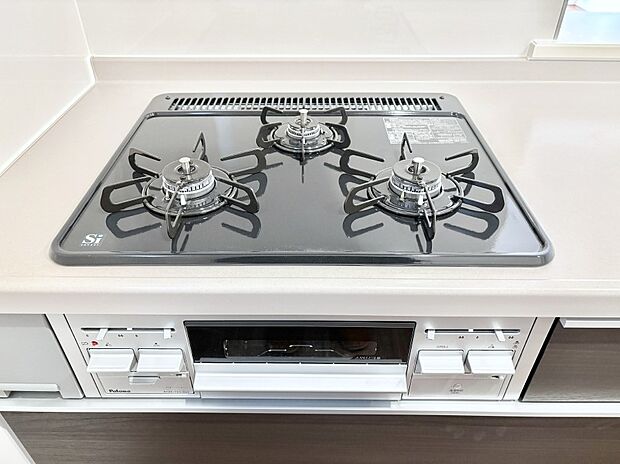 ガスコンロはＳｉセンサー搭載。火力調節や焦げ付き・消し忘れも防いでくれます。