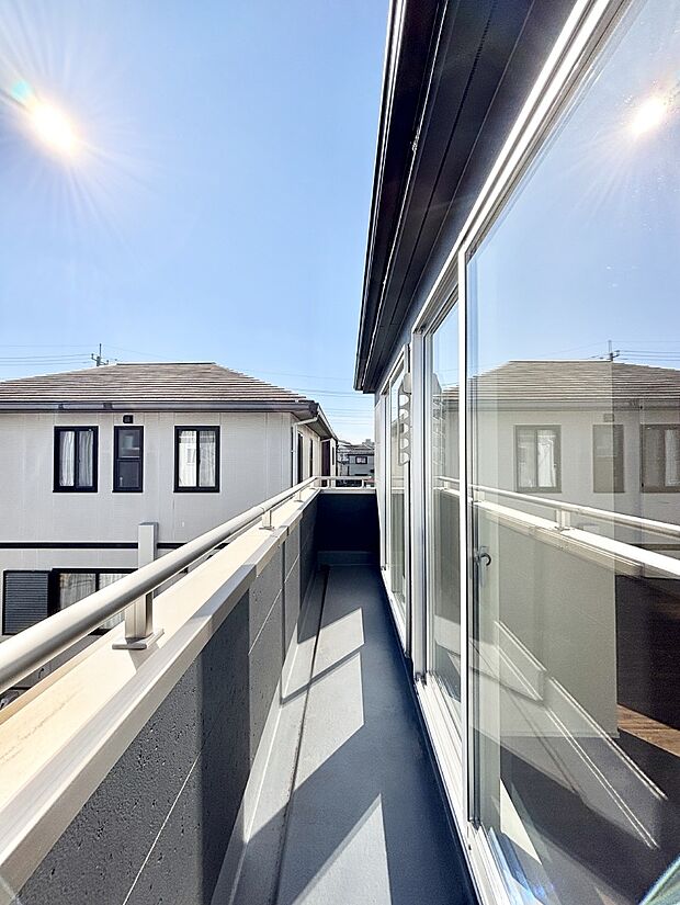 暖かな陽光が降り注ぐバルコニーはお洗濯におすすめ。爽やかな風も心地よいです。 