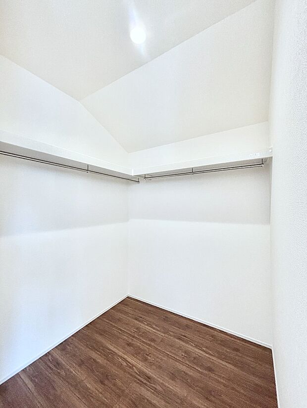 ウォークインクローゼット付きで生活空間を広く利用できます。