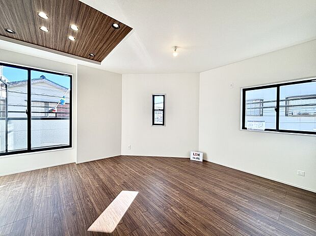 明るい2階リビング!外からの視線をシャットアウトして家族のプライバシーを守ります。