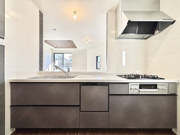 リビングを見渡せる人気のカウンターキッチン。 家族を見守りながら家事をすることができます。