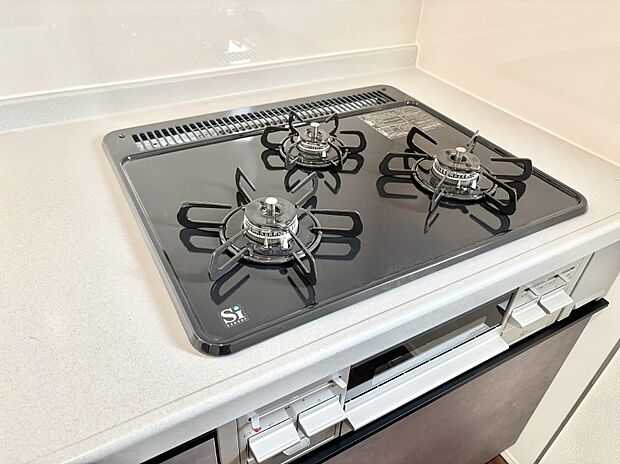 ガスコンロはＳｉセンサー搭載。火力調節や焦げ付き・消し忘れも防いでくれます。