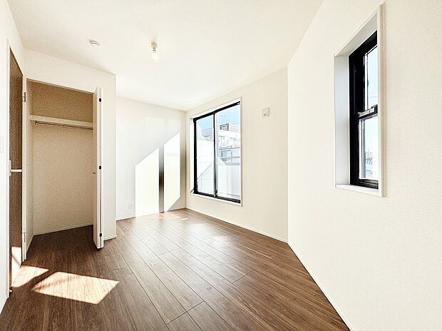 明るいバルコニーサイドに洋室を設置。目覚めの良い寝室に。 