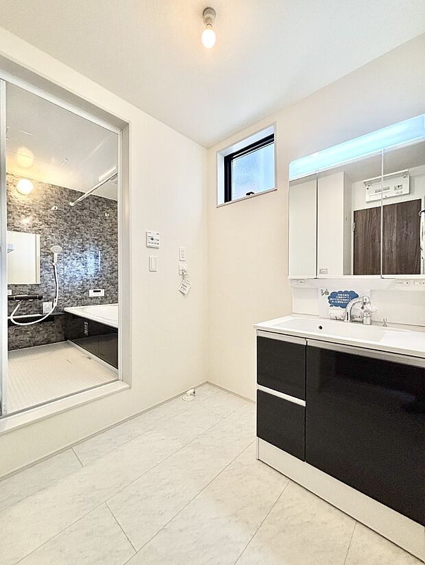 小窓がついているので湿気の多い場所でも換気が十分行えます。毎日の身支度を気持ち良く!