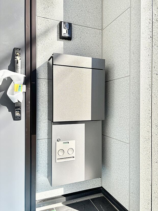 インターホン・ポスト・宅配ＢＯＸ。エントランスになじむシンプルデザイン。