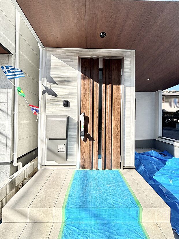 大切な家族、来客を出迎える玄関。玄関前は屋根付きで雨が降っていても濡れにくいです。