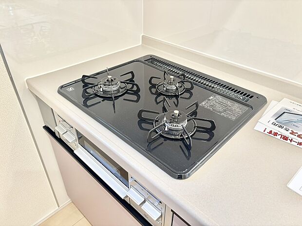ガスコンロはSiセンサー搭載。火力調節や焦げ付き・消し忘れも防いでくれます。