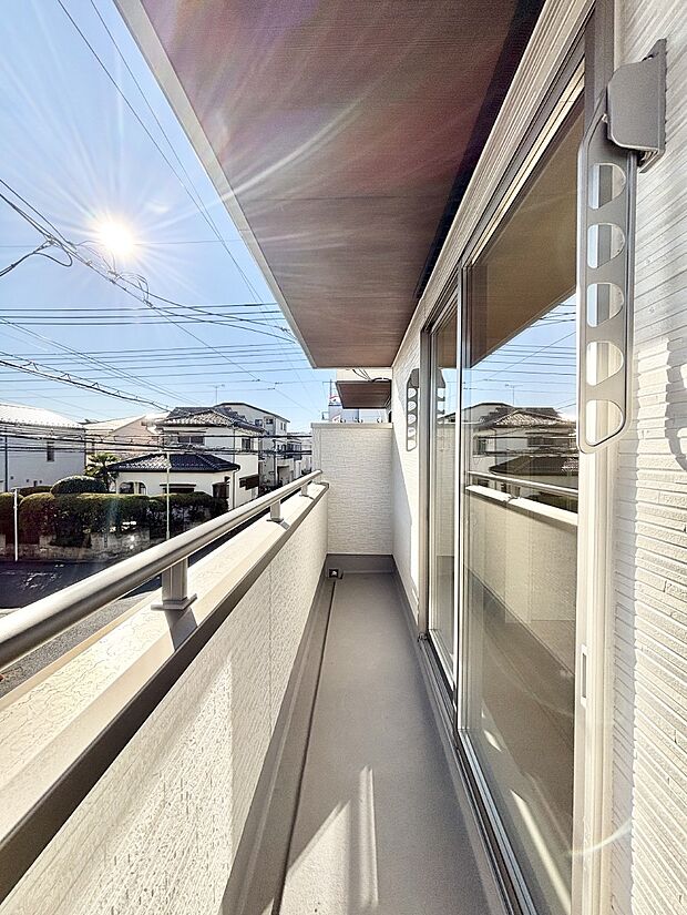 南向きのバルコニー！ご家族の洗濯物はもちろん、お布団もたっぷり干せます！