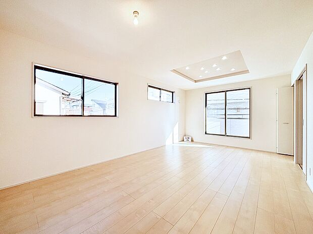 明るい2階リビング!外からの視線をシャットアウトして家族のプライバシーを守ります。