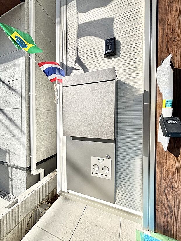 インターホン・ポスト・宅配BOX。エントランスになじむシンプルデザイン。