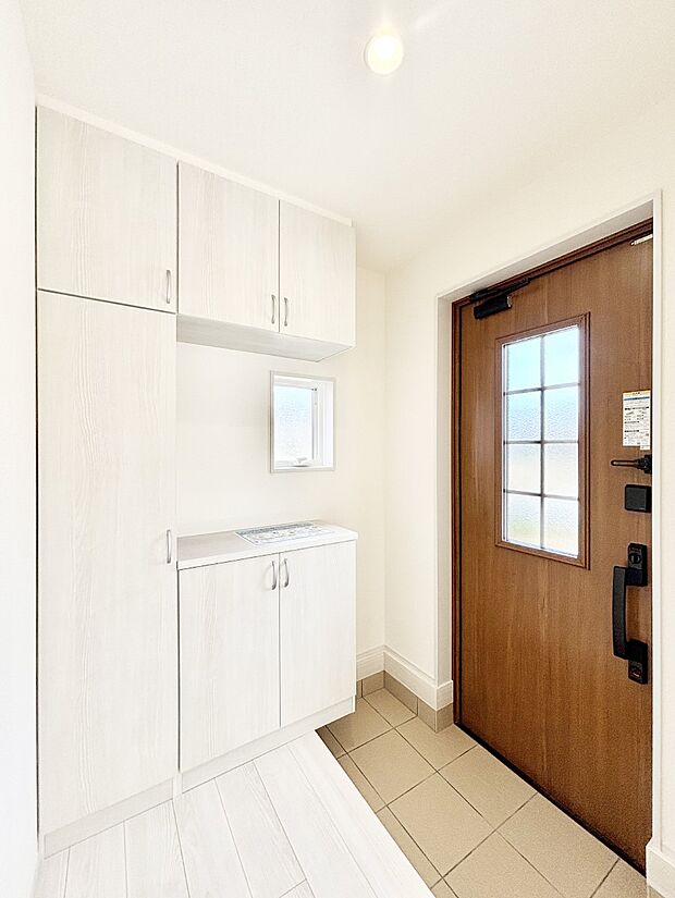 下駄箱はご家族の写真や季節のインテリアで飾り棚として演出できます