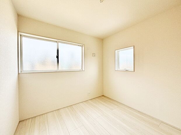 窓からのやさしい光が心地よいプライベートルーム