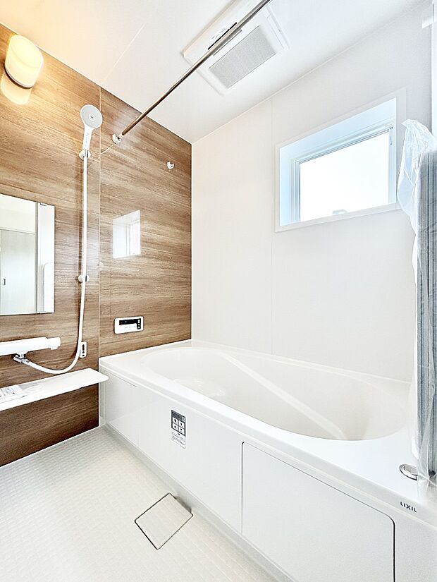 一日の疲れを癒してくれる明るい清潔感のあるバスルーム