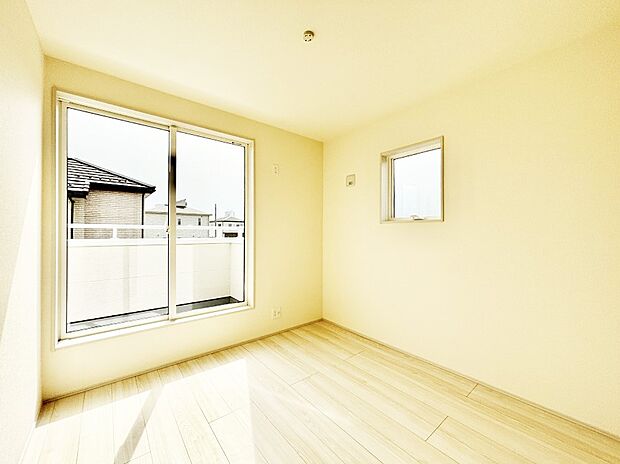 バルコニーが開放感をプラスしてくれる洋室