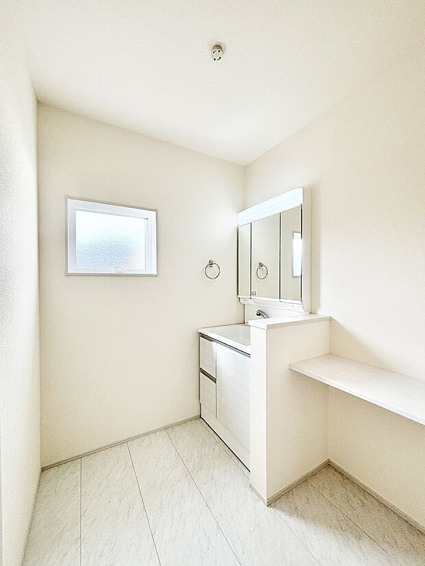 清潔感ある洗面化粧室で朝の身支度も快適