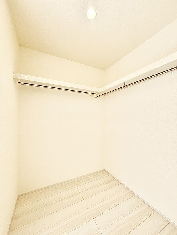 ウォークインクローゼットの活用で生活空間スッキリ