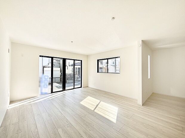 家族団らんの時間も増えそうなくつろぎのリビングダイニング。