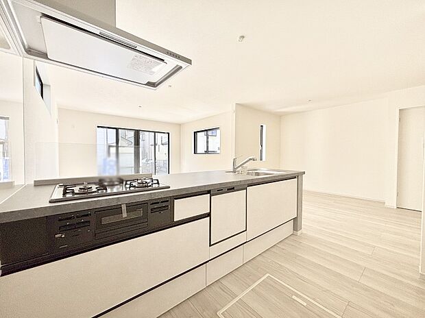 リビングで遊ぶお子様を見守りながらお料理ができる対面キッチン。