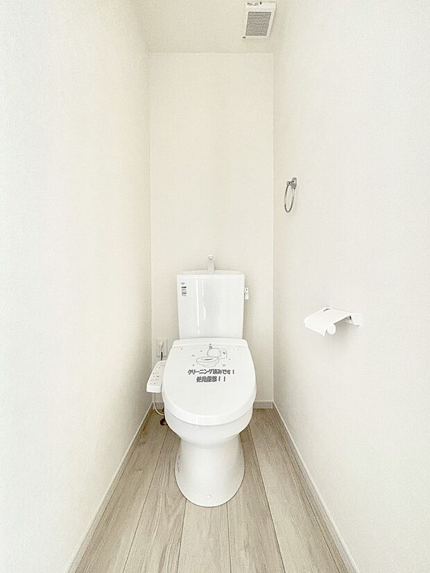 明るく清潔感のあるトイレです。