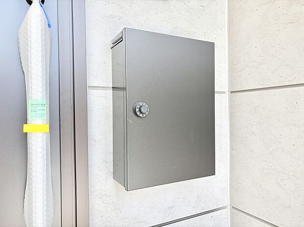 シンプルデザインのポスト。