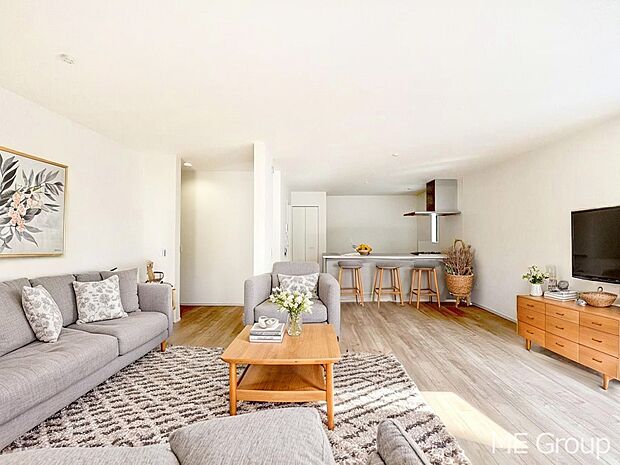 家族の和やかな会話が聞こえてきそう。開放感のあるリビングです。※家具はCGです  