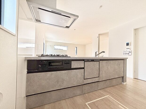 リビングで遊ぶお子様を見守りながらお料理ができる対面キッチン。