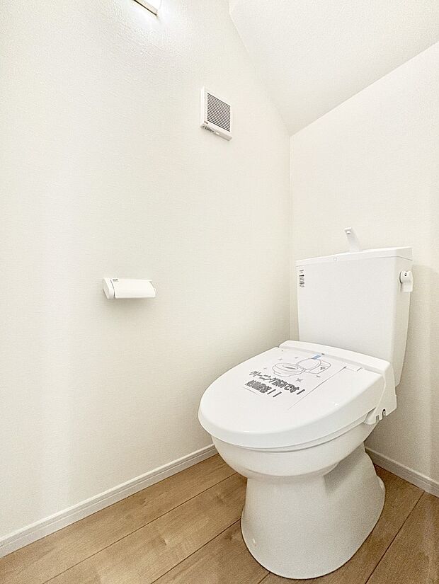 明るく清潔感のあるトイレです。