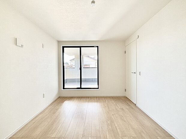 バルコニーが開放感をプラスしてくれる洋室