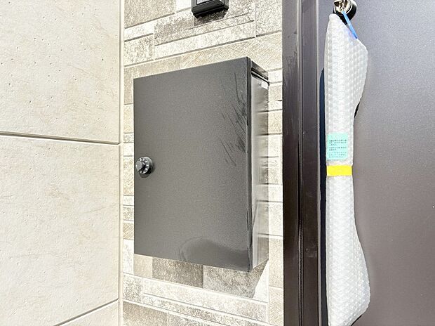 シンプルデザインのポスト。