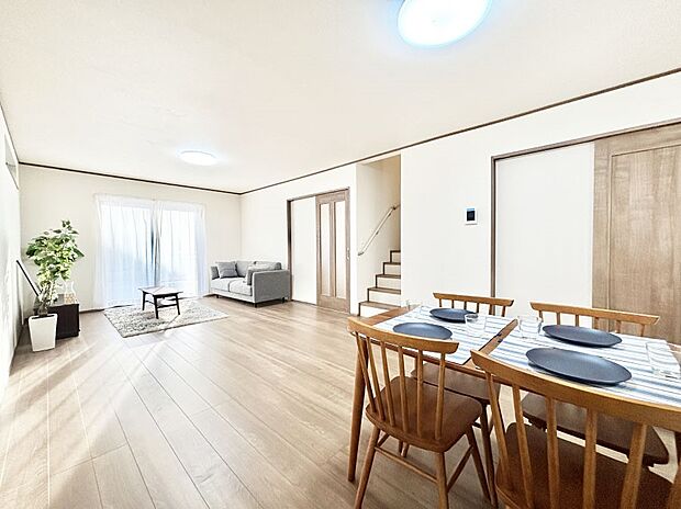 明るい陽光が注ぎ、寛ぎの雰囲気に満たされるリビング・ダイニング。