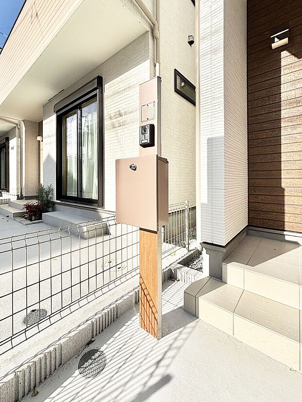 シンプルデザインのポスト。