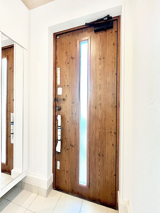 玄関ドアにスリッドラインが入っているので光の演出をしてくれます!