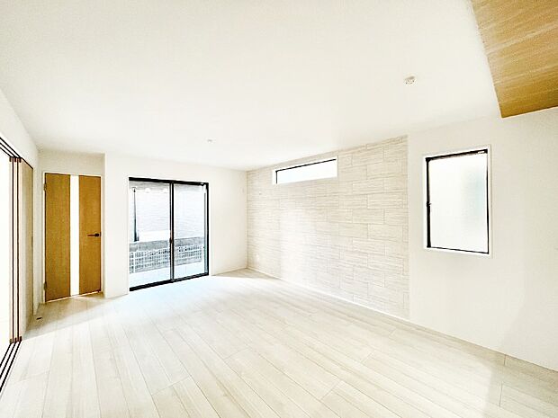 自然光が取り込まれ、家族団らんの場所を明るく演出