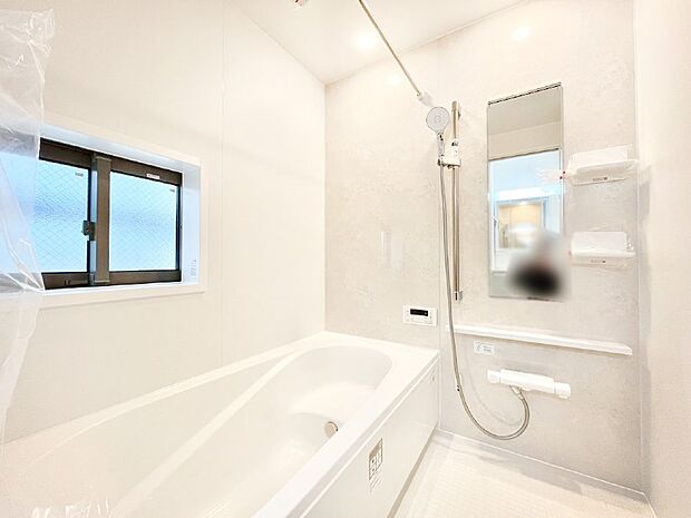 一日の疲れを癒してくれる明るい清潔感のあるバスルーム