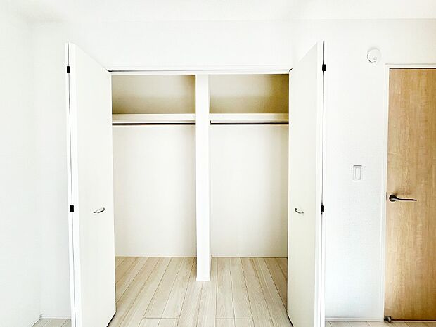 洋室のクローゼット。奥行きがあるので厚手の衣類もすっきり収まります。