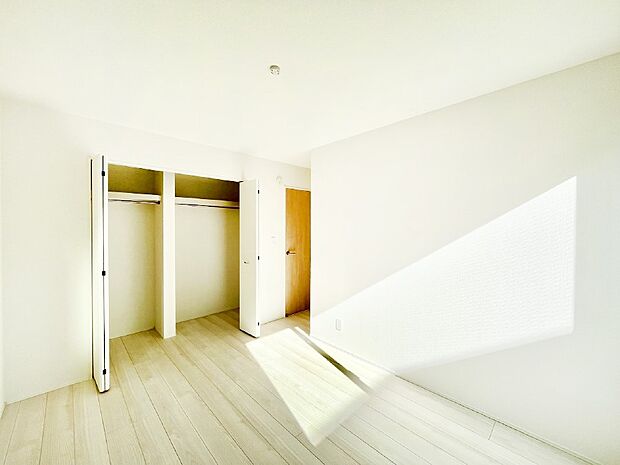 やさしい光がさしこむ居室はしっかり収納付き