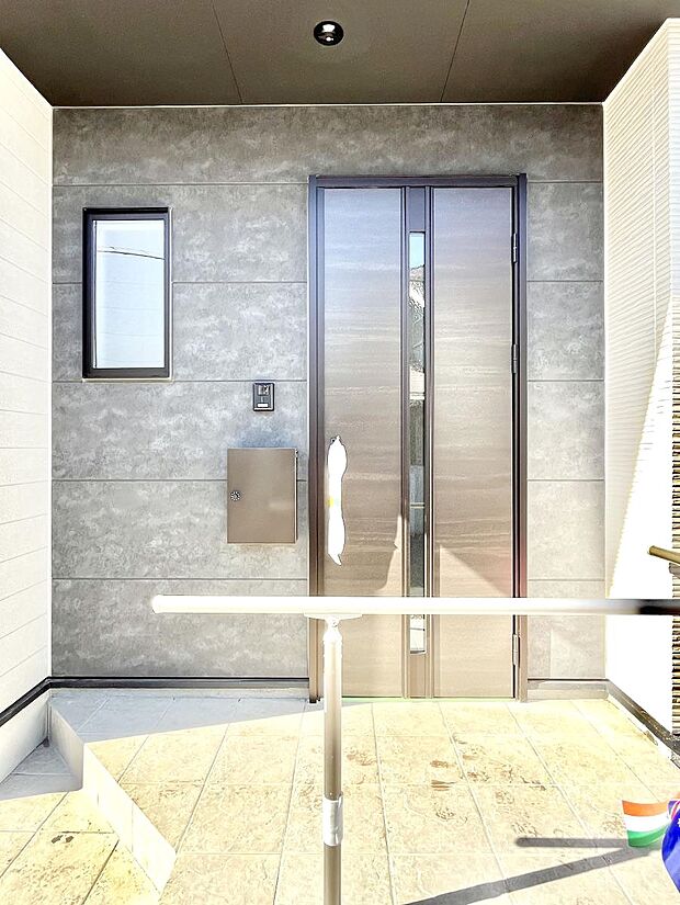 大切な家族、来客を出迎える玄関。