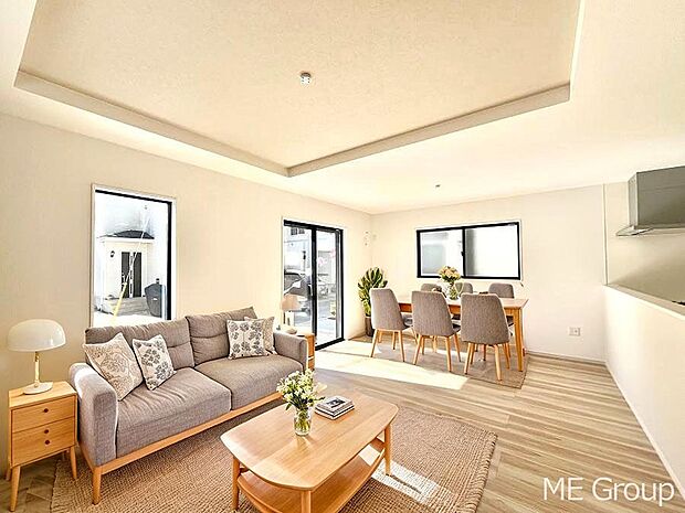 ご家族の賑やかな話し声で包まれる明るいリビング ※家具はCGです